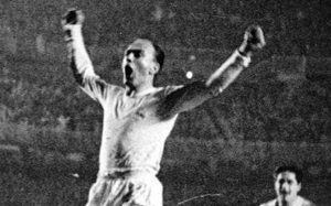 Di Stefano celebrando gol con el Real Madrid