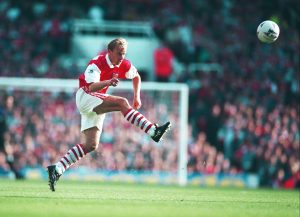 Bergkamp con la elástica del Arsenal