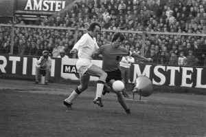 Cruyff, ejerciendo de capitán con la selección holandesa