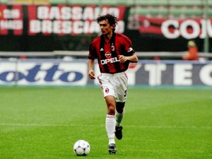 Maldini, en San Siro con la única camiseta que ha vestido, la del Milan