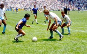 Maradona disputando un encuentro de la selección Argentina