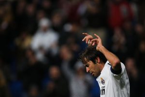 Raúl celebrando un gol en el estadio Santiago Bernabeu