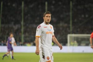 Totti jugando contra la Fiorentina