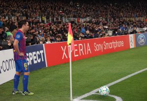 Xavi en un corner del camp nou
